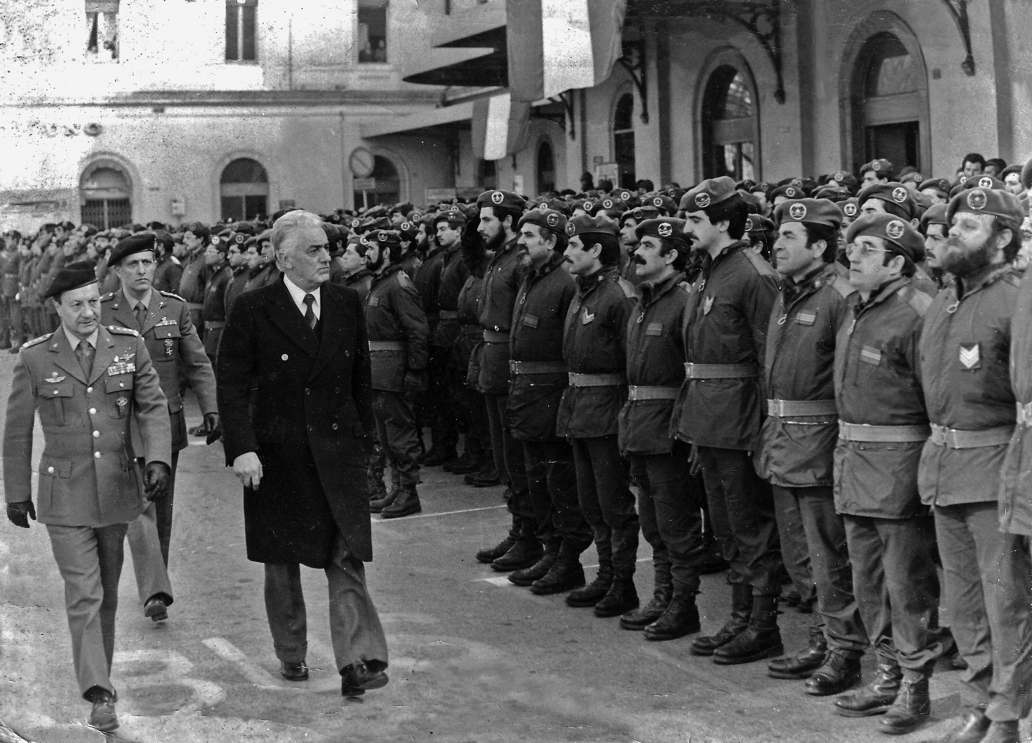 Piazzale antistante alla stazione FF.SS. di Udine giorno 8 febbraio 1981, rientro del Quinto Battaglione Genio Pionieri Bolsena alla Caserma Pio Spaccamela dal terremoto della Campania. Da sinistra il Generale Chiari e l'Onorevole Martino Scovacricchi, Sottosegretario alla Difesa. Foto A.F.I. Udine