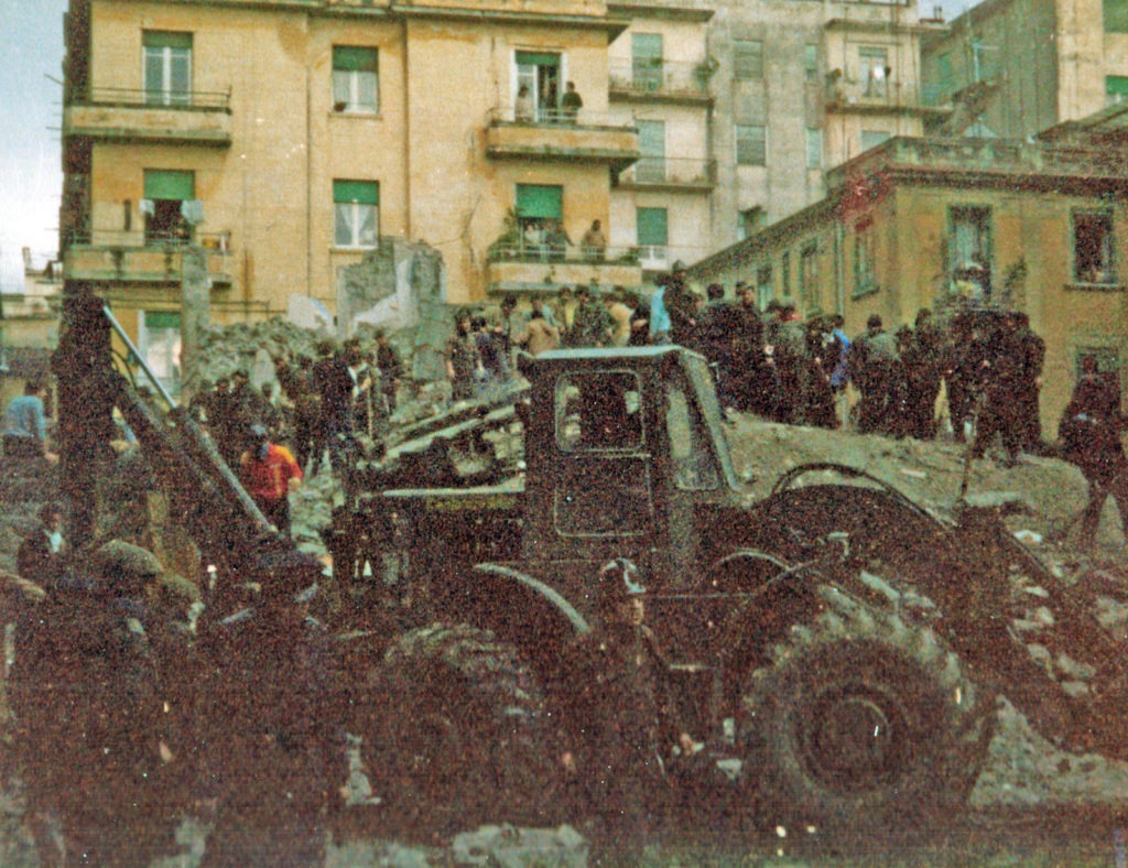 Operazioni di sgombero macerie durante il terremoto in Irpinia del 1980 - Salerno